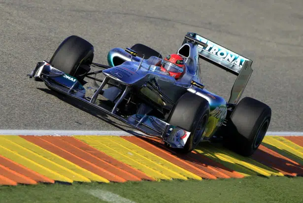 O Mercedes W02 de 2011 e Michael Schumacher deixam a reforma para mais um «bailado» ao ritmo de Nurburgring. 