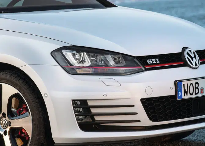 Volkswagen-Golf_GTI_2014_01