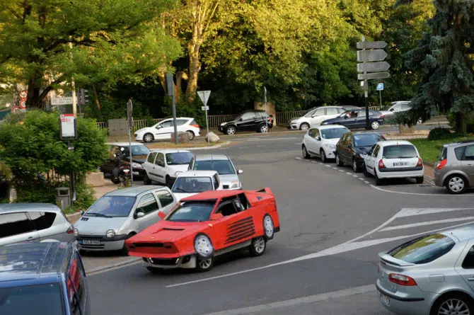 benedetto-bufalino-transforms-an-old-car-into-a-cardboard-ferrari-designboom-22