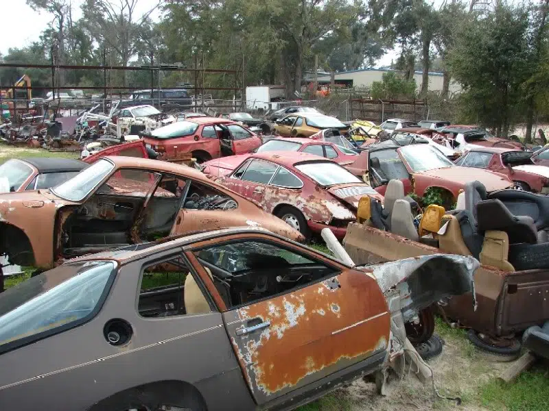 Ferro-velho com Porsche