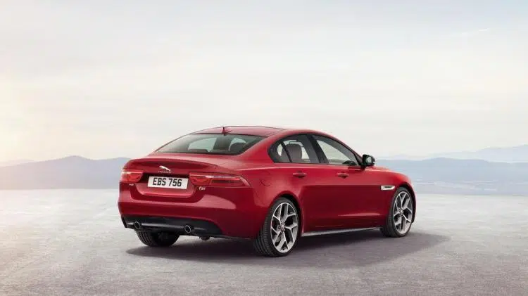 Novo Jaguar XE 2015 rival classe c serie 3 5