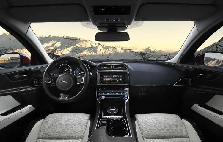 JAGUAR_XE_AWD_Location_Interior