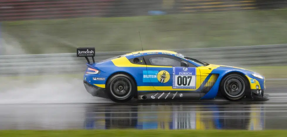 aston martin à chuva no nurburgring