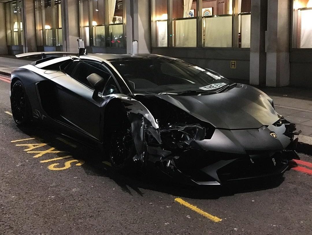 Lamborghini Aventador SV Roadster destruído em corrida ilegal