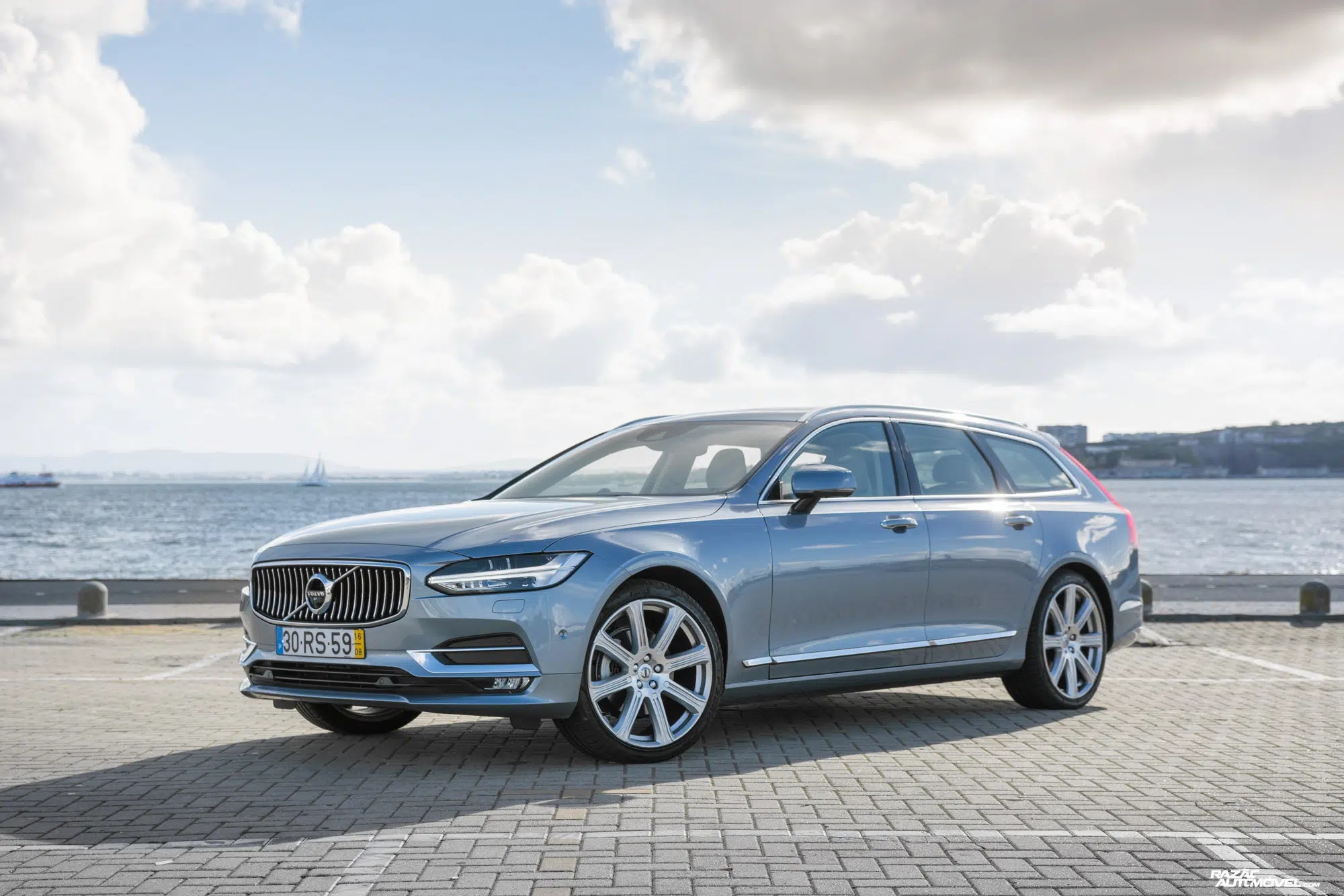 Ca 2017 Volvo V90 (1)