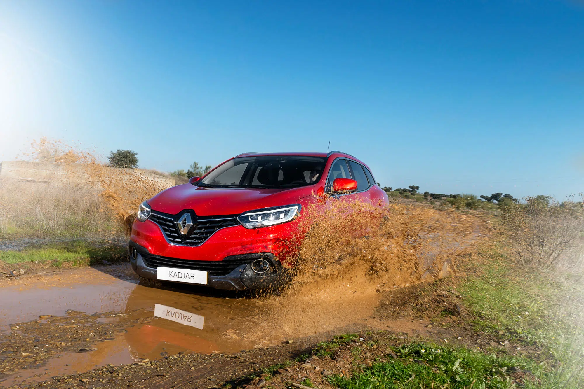Renault Kadjar a passar por poça com lama.
