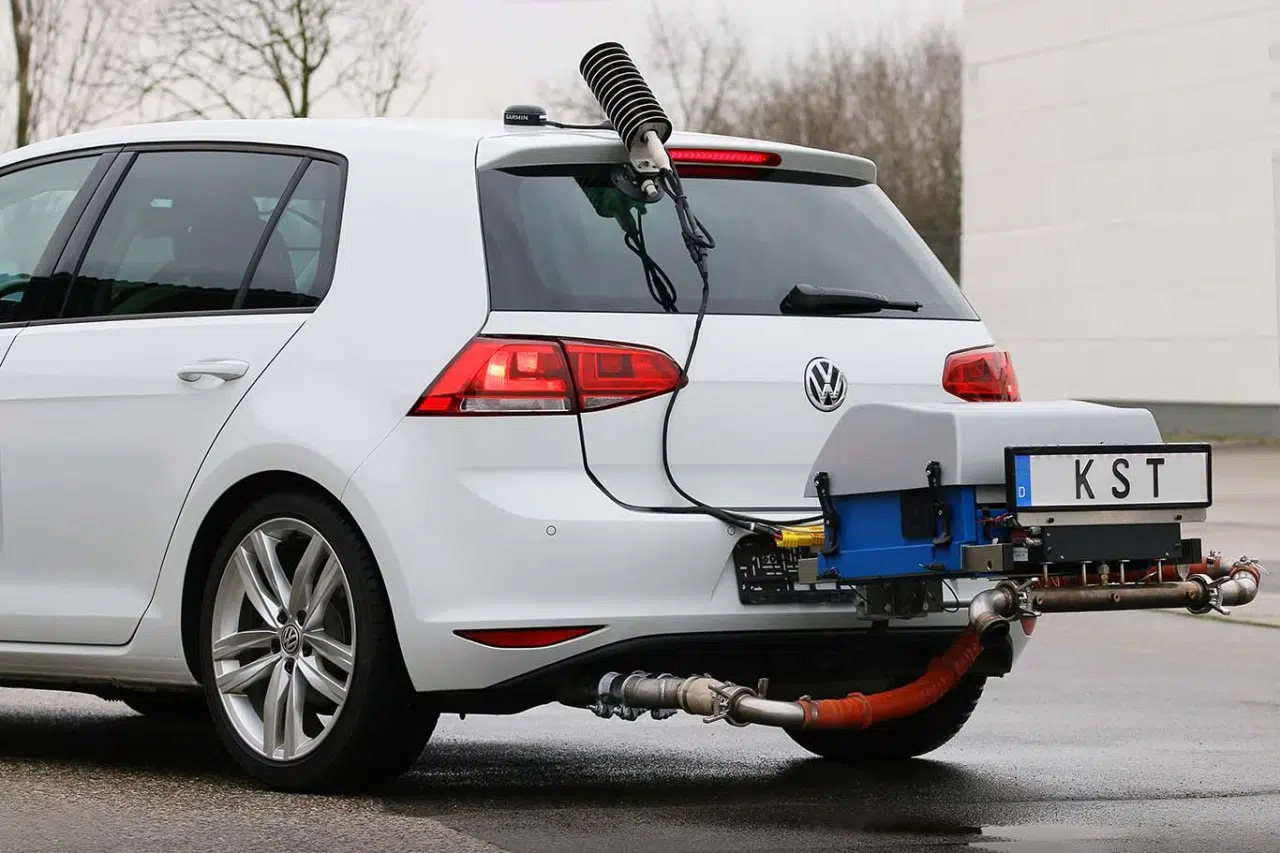 Volkswagen golf com equipamento de teste de emissões