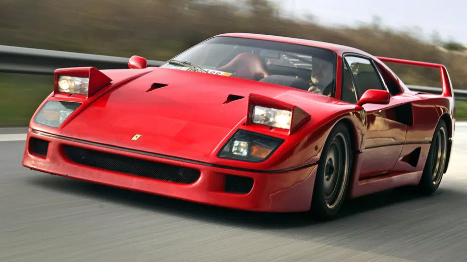 Ferrari F40 com faróis escamoteáveis ligados