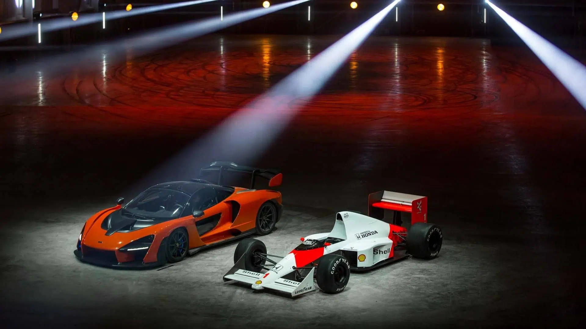 McLaren Senna com McLaren MP4/5 de Ayrton Senna no MCTC