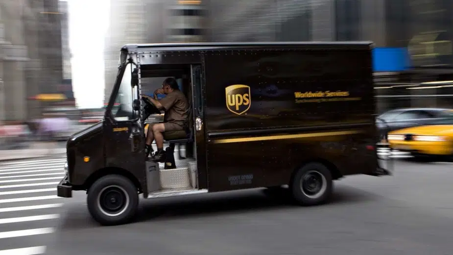 Camião UPS — evitar virar à esquerda