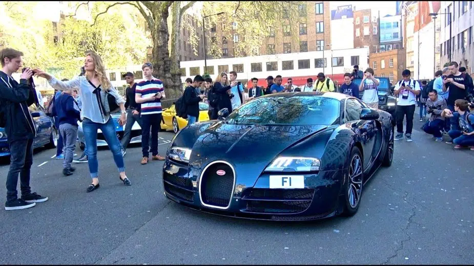 Bugatti Veyron Super Sport com chapa matrícula F1