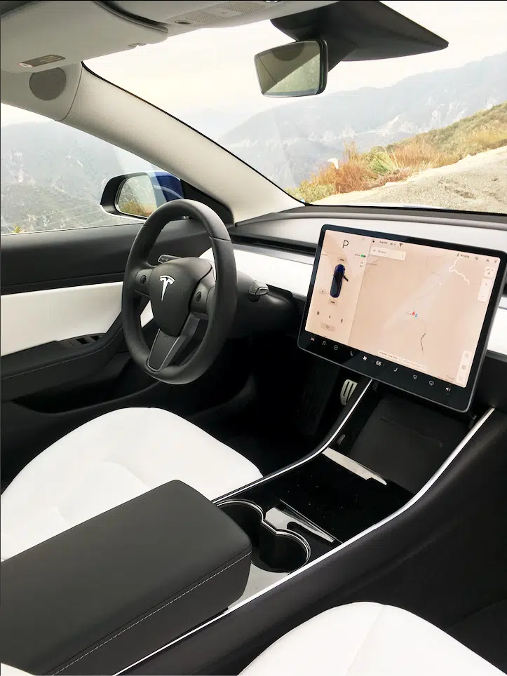 Tesla Model 3 — sistema de infoentretenimento