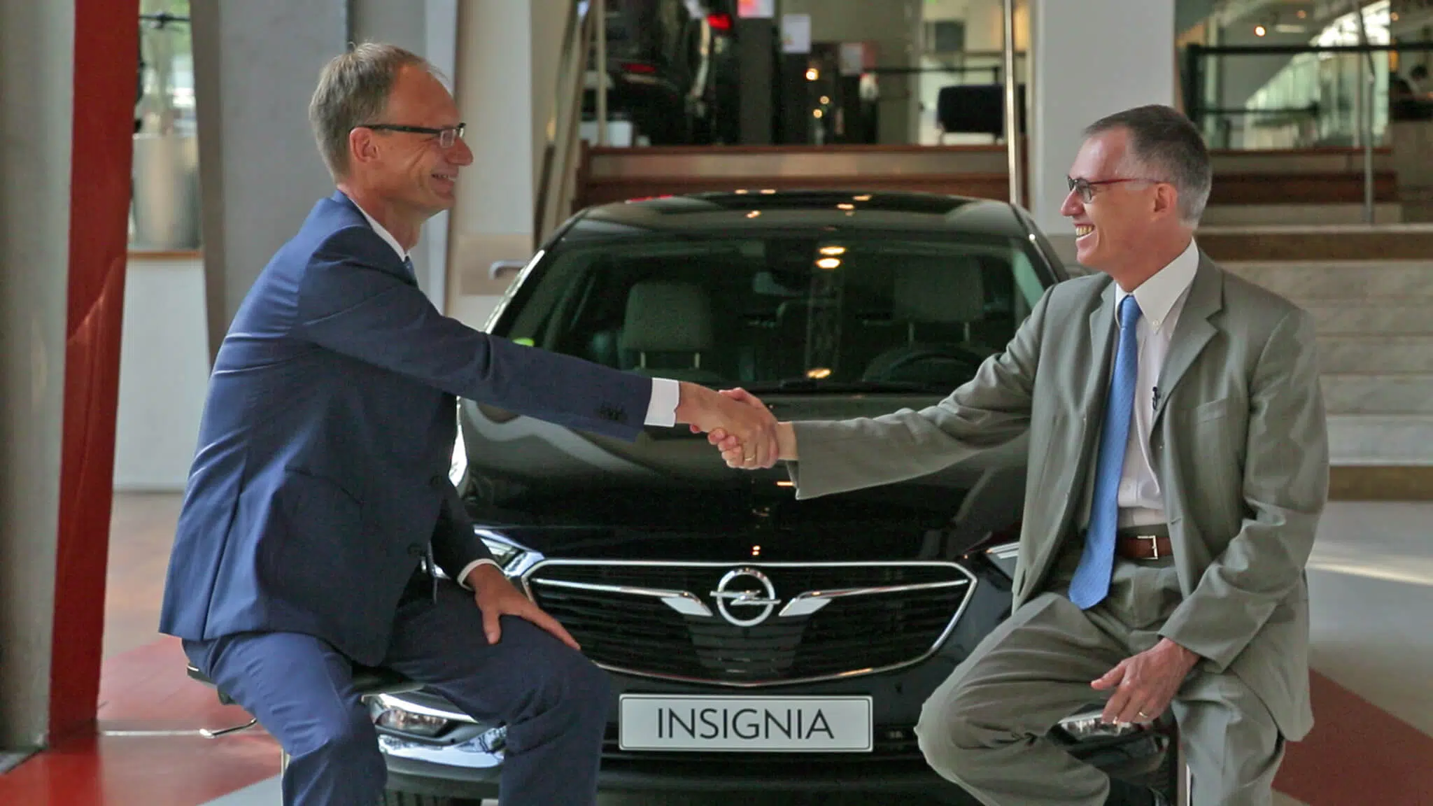 Carlos Tavares, CEO do Grupo PSA e Michael Lohscheller, CEO da Opel