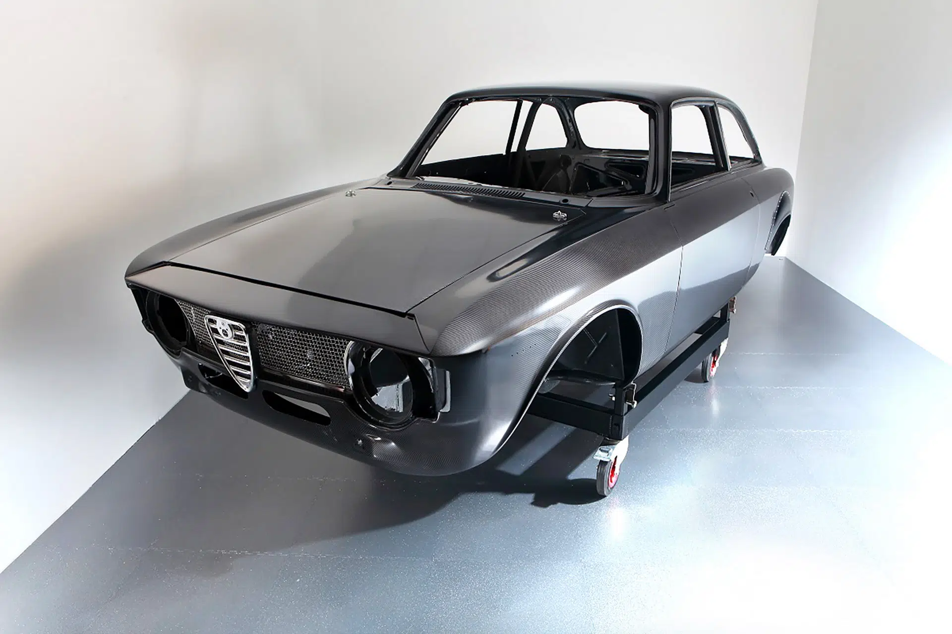 Alfaholics GTA-R 300 carroçaria fibra de carbono