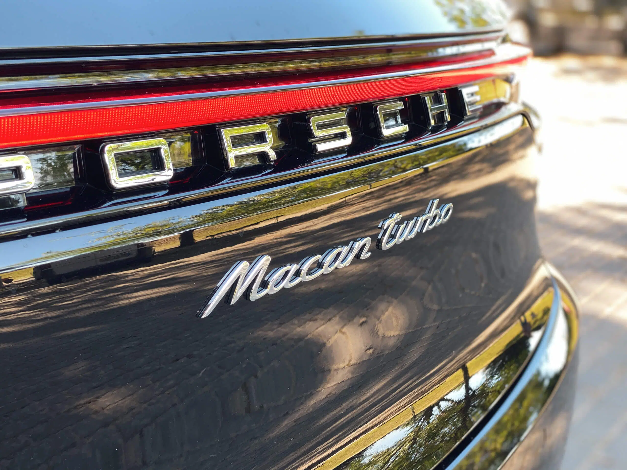 Identificação da marca e modelo no Porsche Macan Turbo
