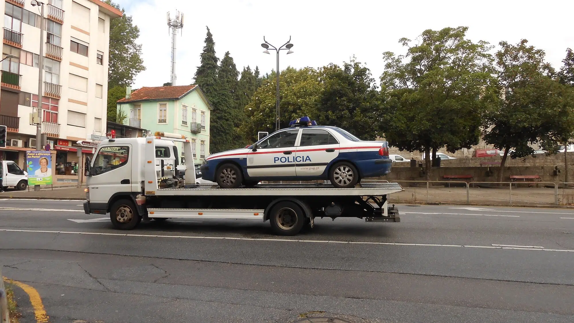 Carro da PSP rebocado