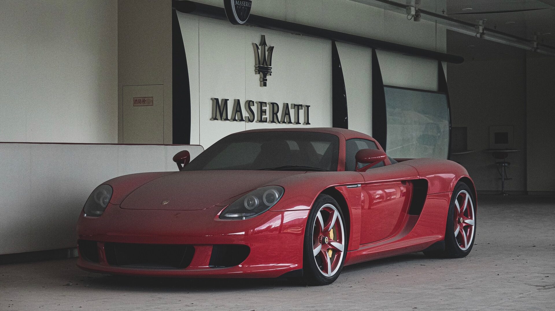 Porsche Carrera GT está abandonado em stand há mais de 15 anos