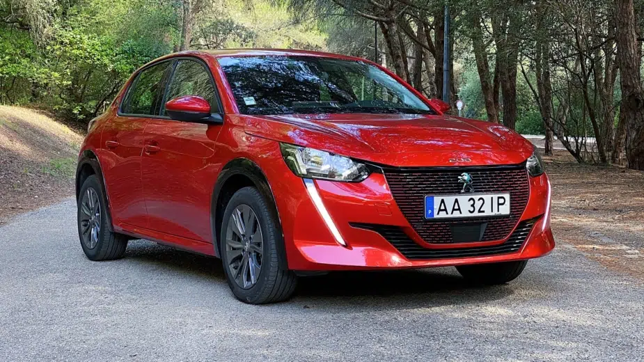 Ao volante do Peugeot e-208. Vale a pena optar pelo 100% elétrico?