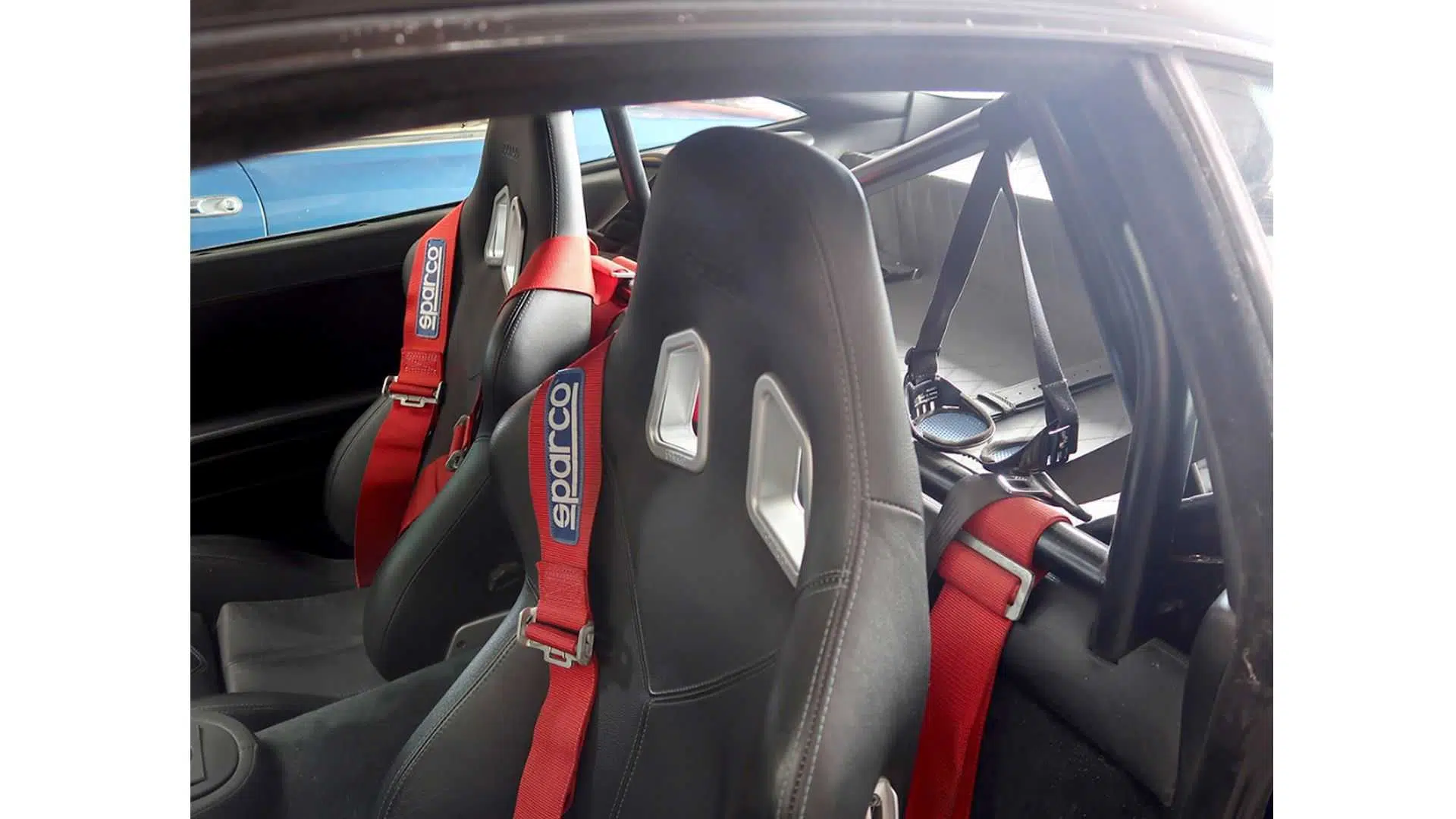 Interior com baquets e roll bar