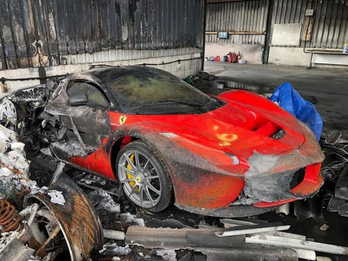 Carros destruídos