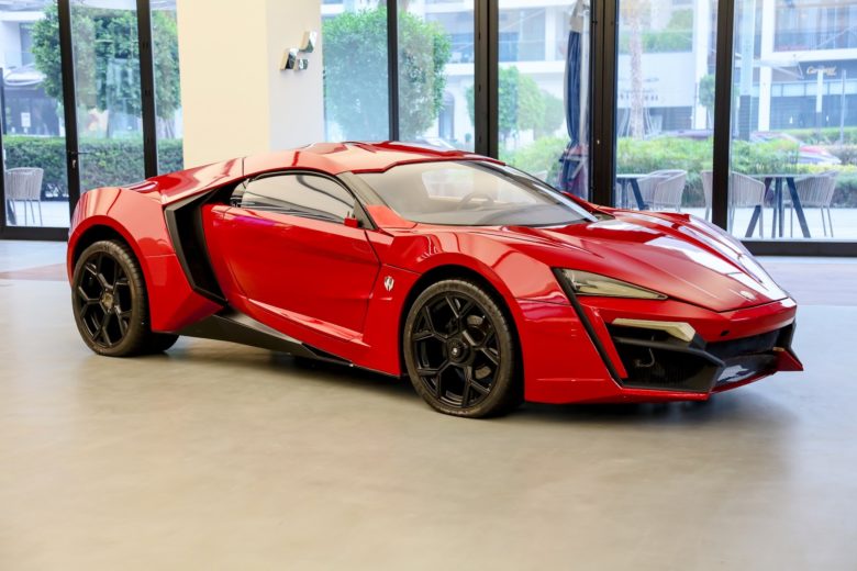 Qual é a velocidade máxima de um Lykan Hypersport?