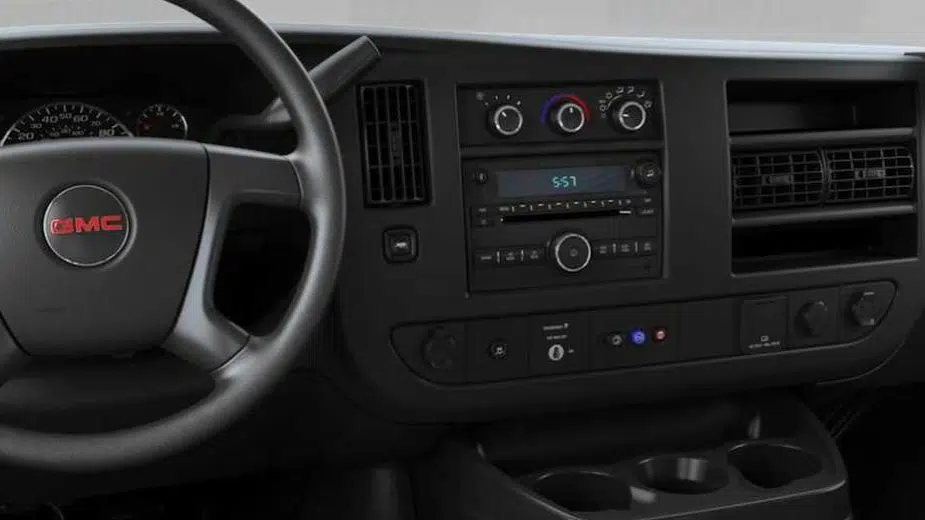 GMC Savana interior com leitor de CD