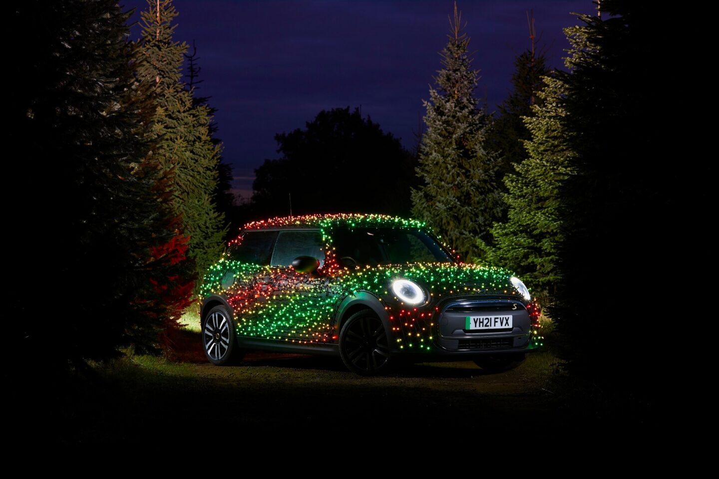 Mini Cooper SE com iluminação de Natal