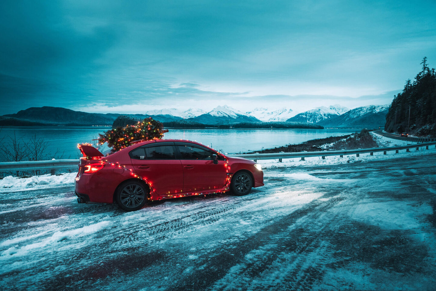 Subaru Impreza decorado com luzes de Natal.