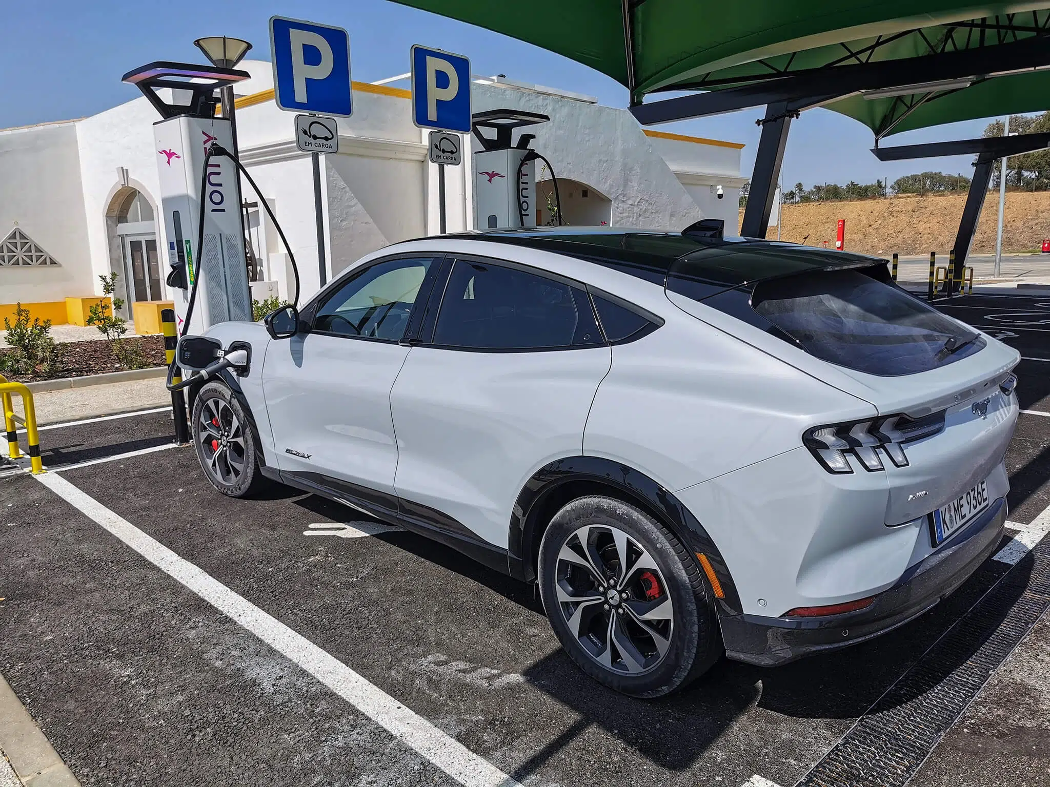 Posto Ionity com Ford Mustang Mach-E