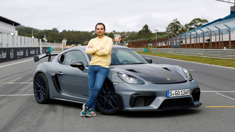 Carro mais preto do mundo': Vídeo mostra transformação de Porsche