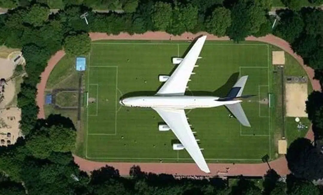 Airbus A380 sobre campo de futebol