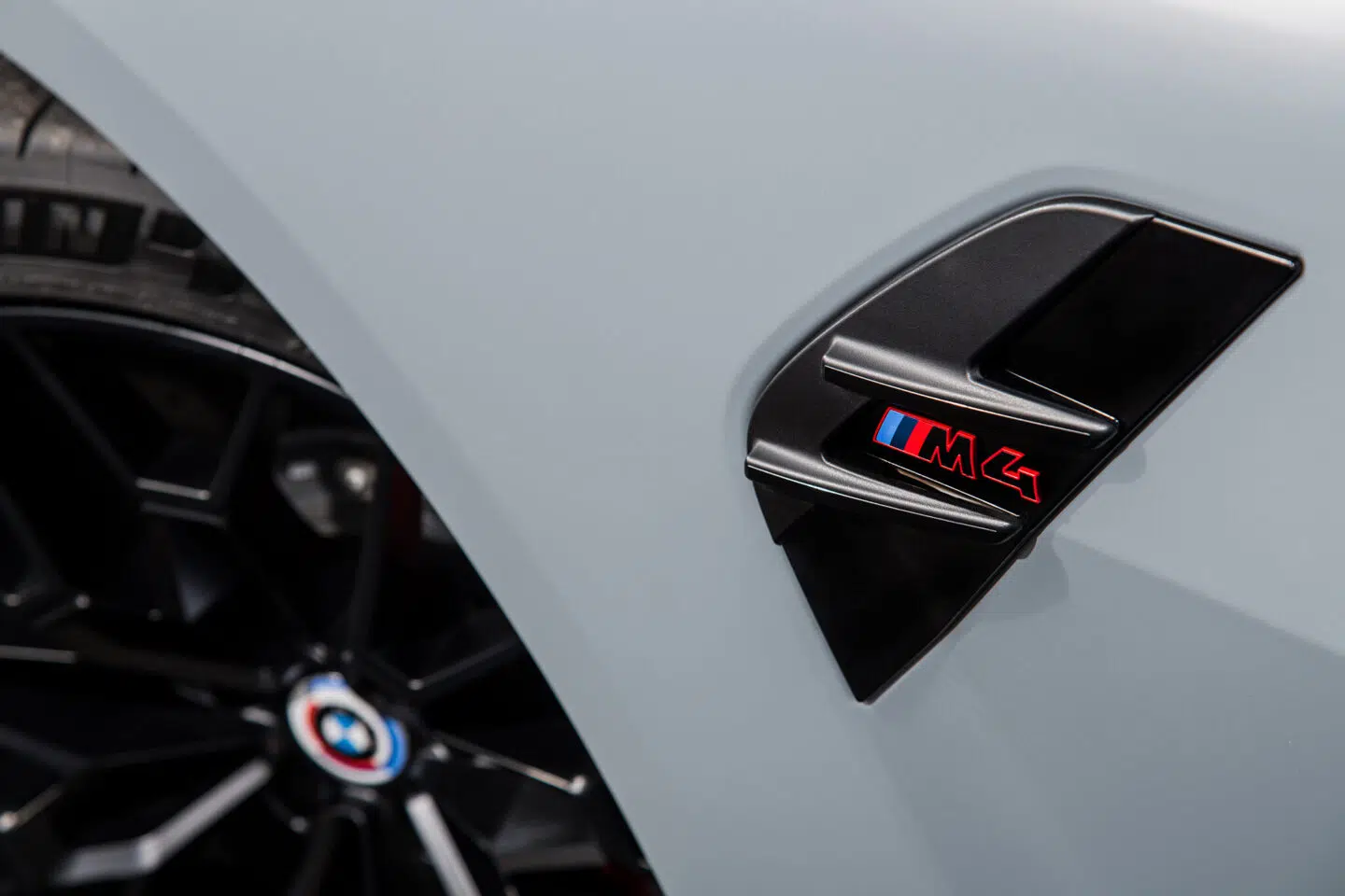 Emblema M4 CSL na lateral