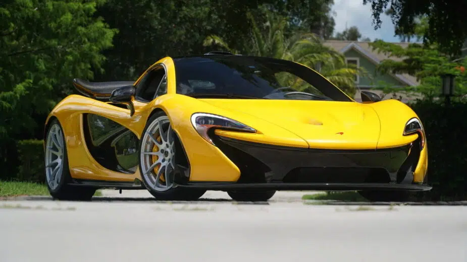 McLaren P1 amarelo dianteira