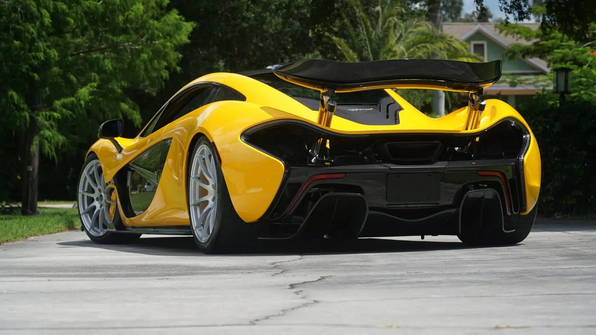 McLaren P1 venda leilão traseira