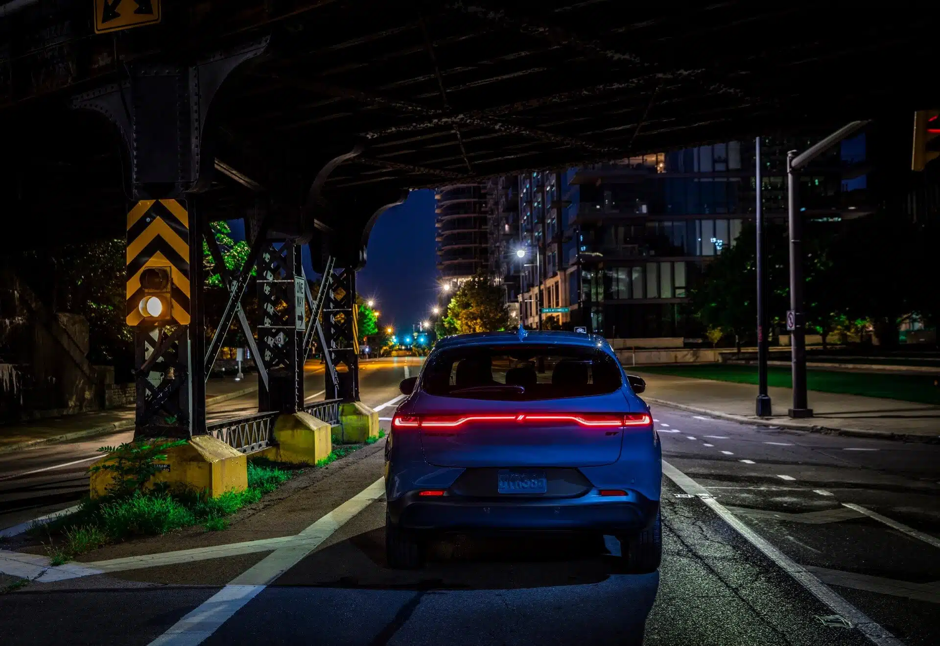 Dodge Hornet à noite traseira