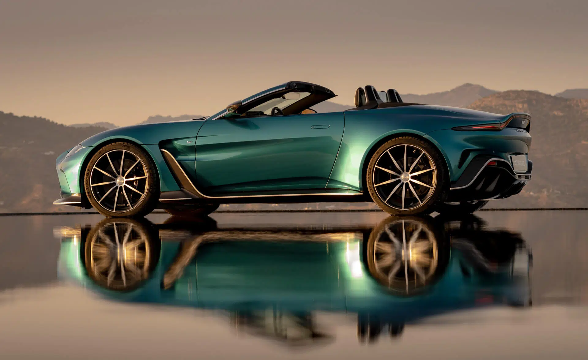 Aston Martin V12 Vantage Roadster lateral