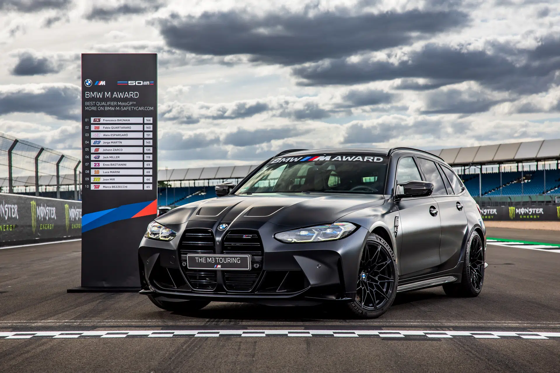 BMW M3 Touring à frente de totem com classificação de pilotos