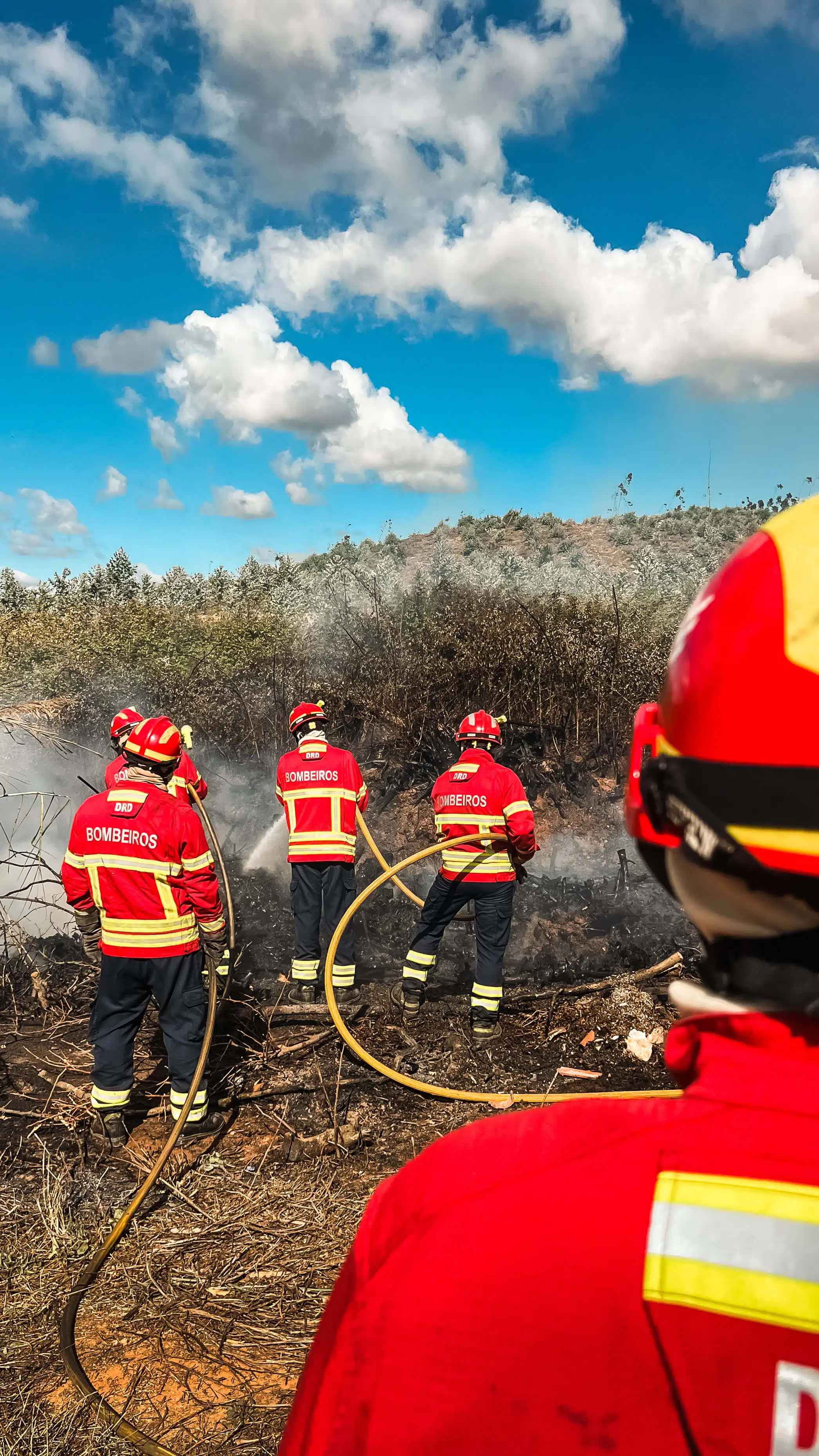 Bombeiros a extinguir fogo