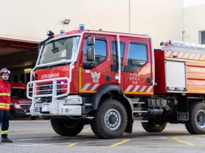 Guilherme Costa ao lado de veículo florestal de combate a incêndios (VFCI)