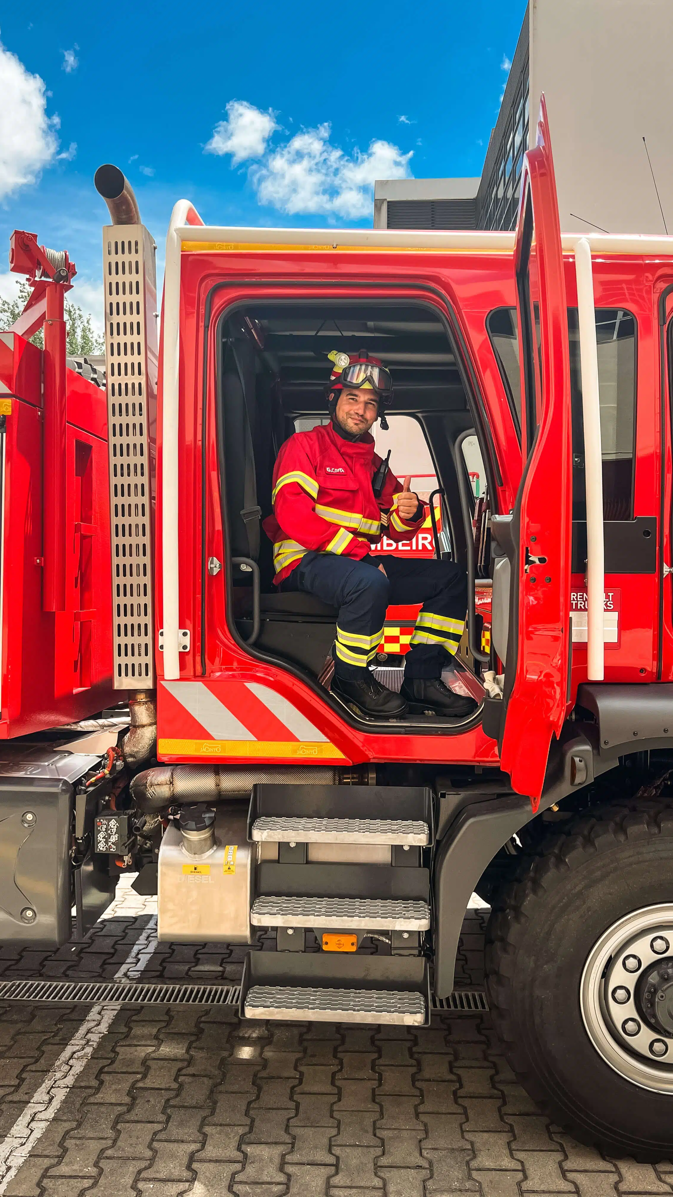 Guilherme Costa no camião bombeiros