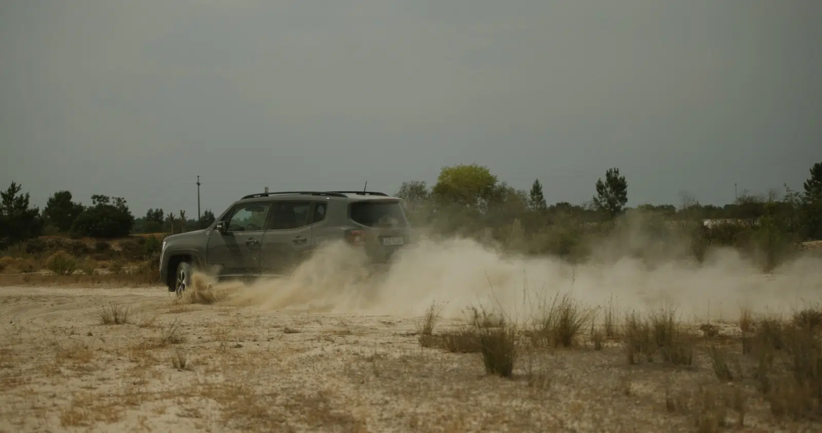 Jeep Renegade 4xe em percurso de areia