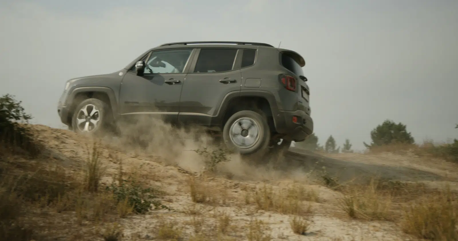 Jeep Renegade 4xe a trepar rampa