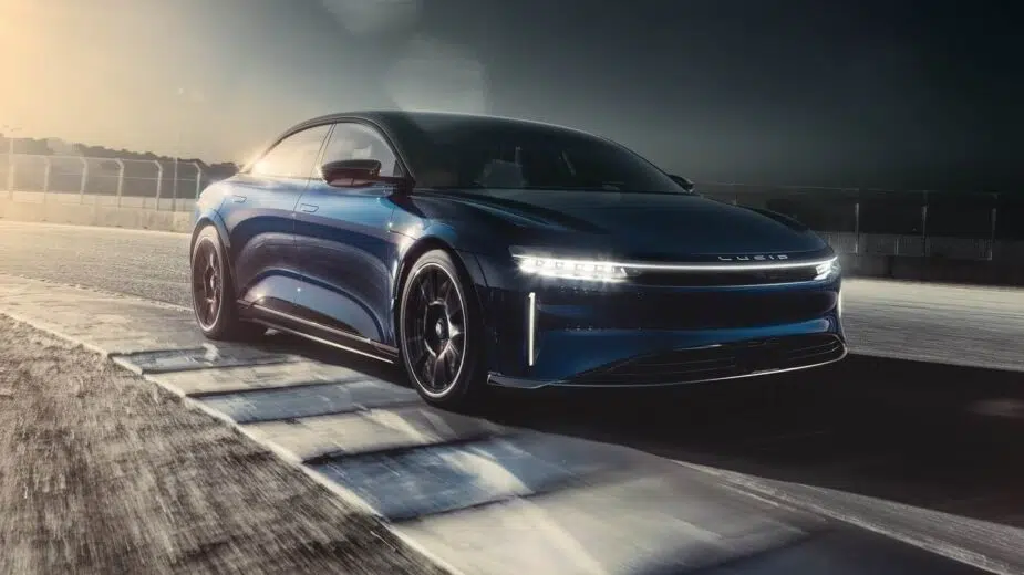 Lucid Air Sapphire em circuito vista 3/4 frente