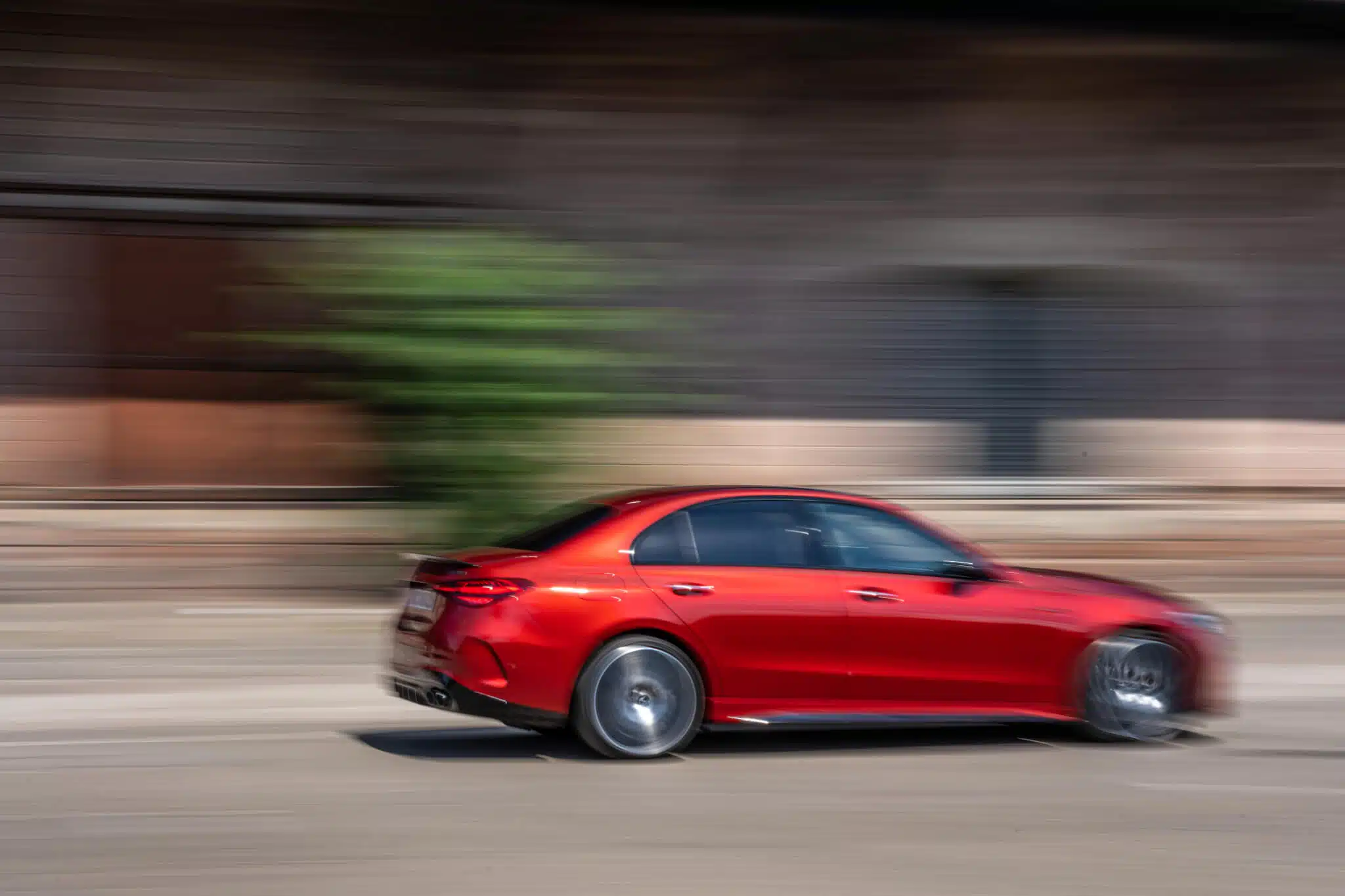 Mercedes-AMG C 43 na estrada a grande velocidade, vista de perfil