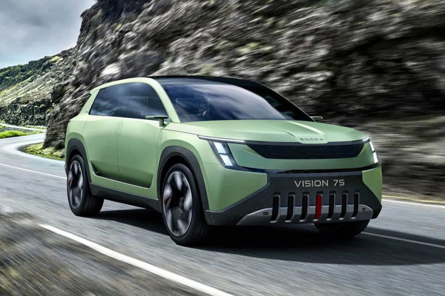 Skoda VIsion 7S em movimento vista dianteira 3/4