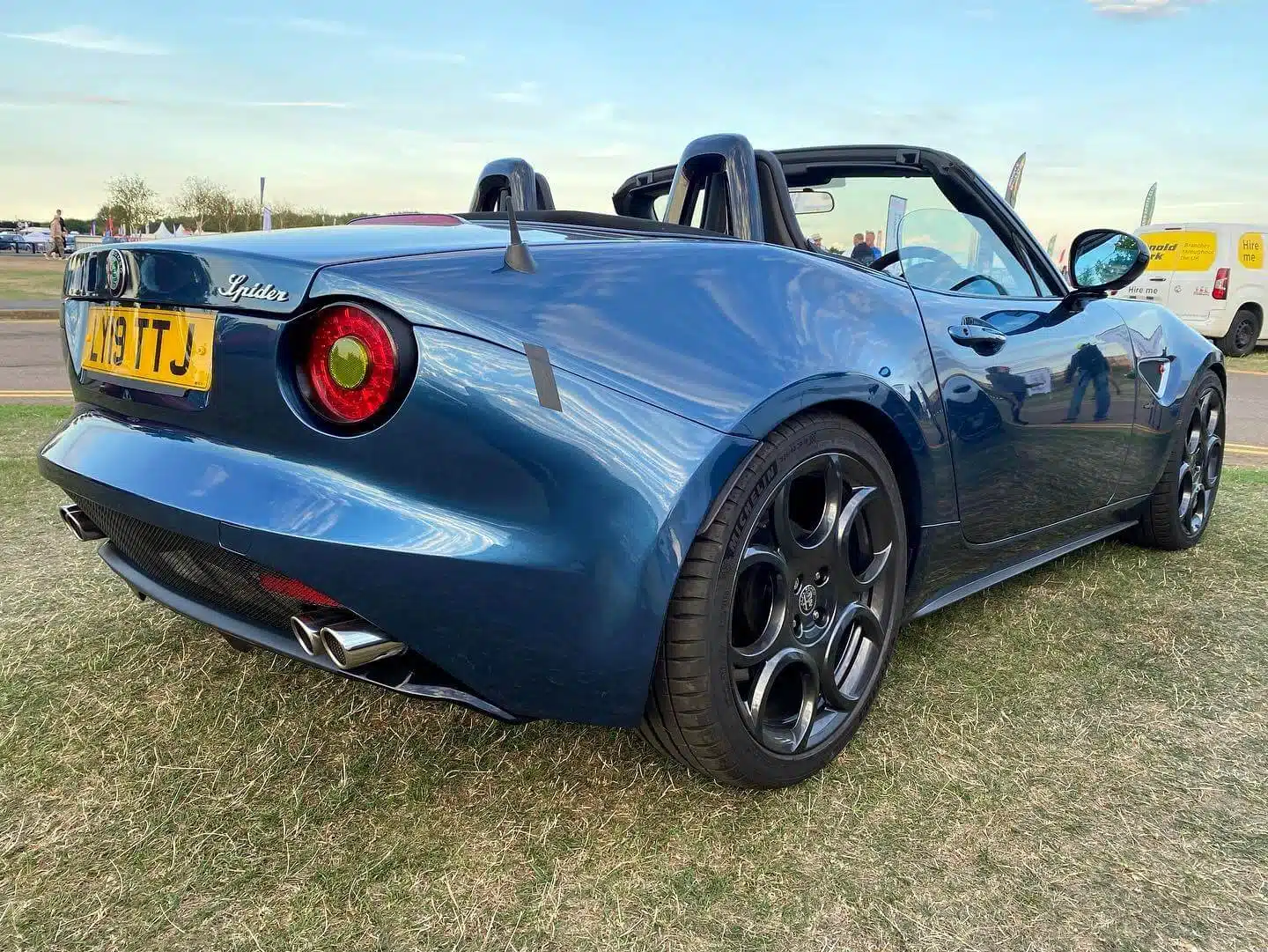 Mazda MX-5 com traseira modificada para parecer Alfa Romeo