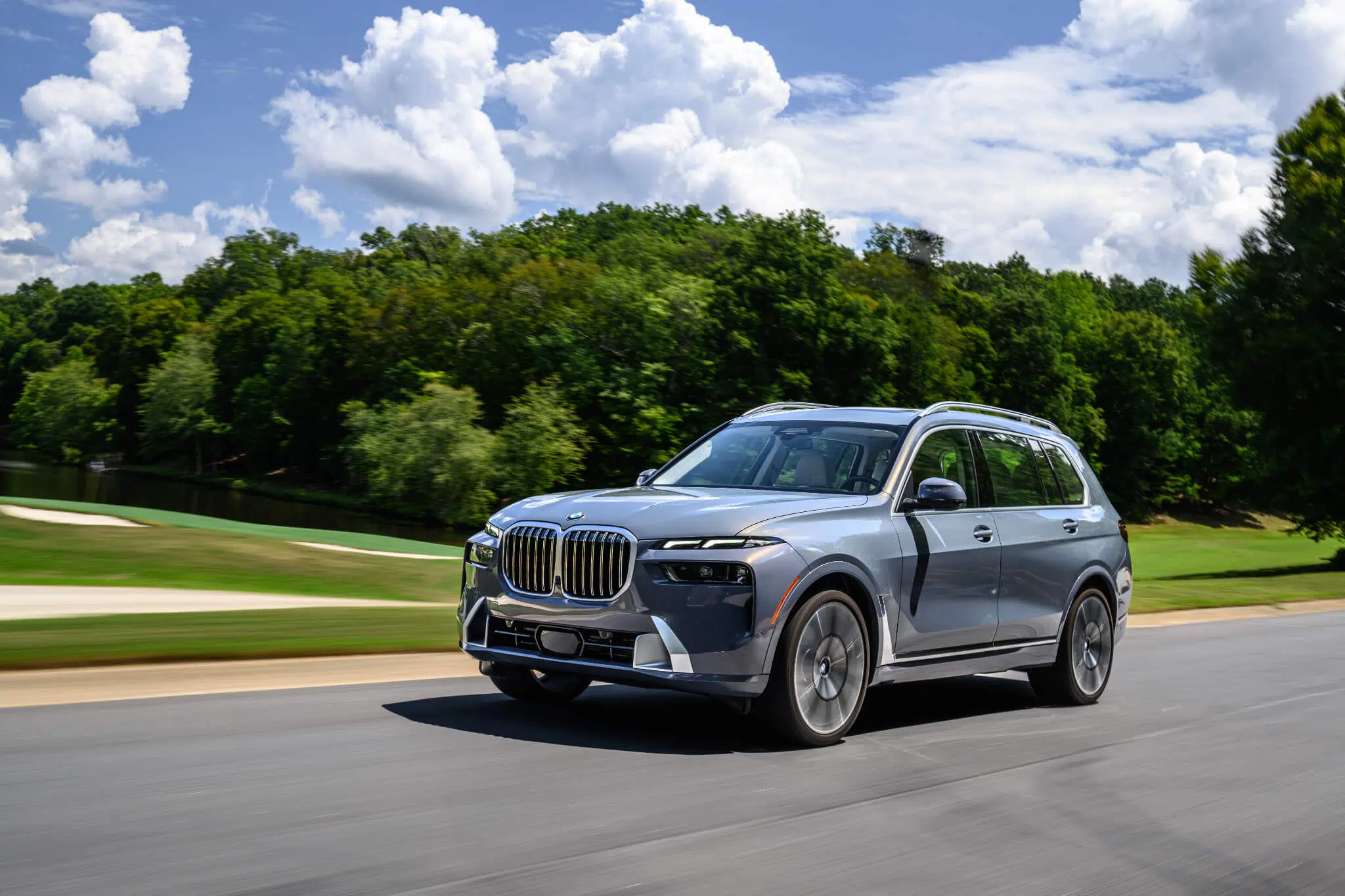 BMW X7 xDrive40i na estrada, frente 3/4