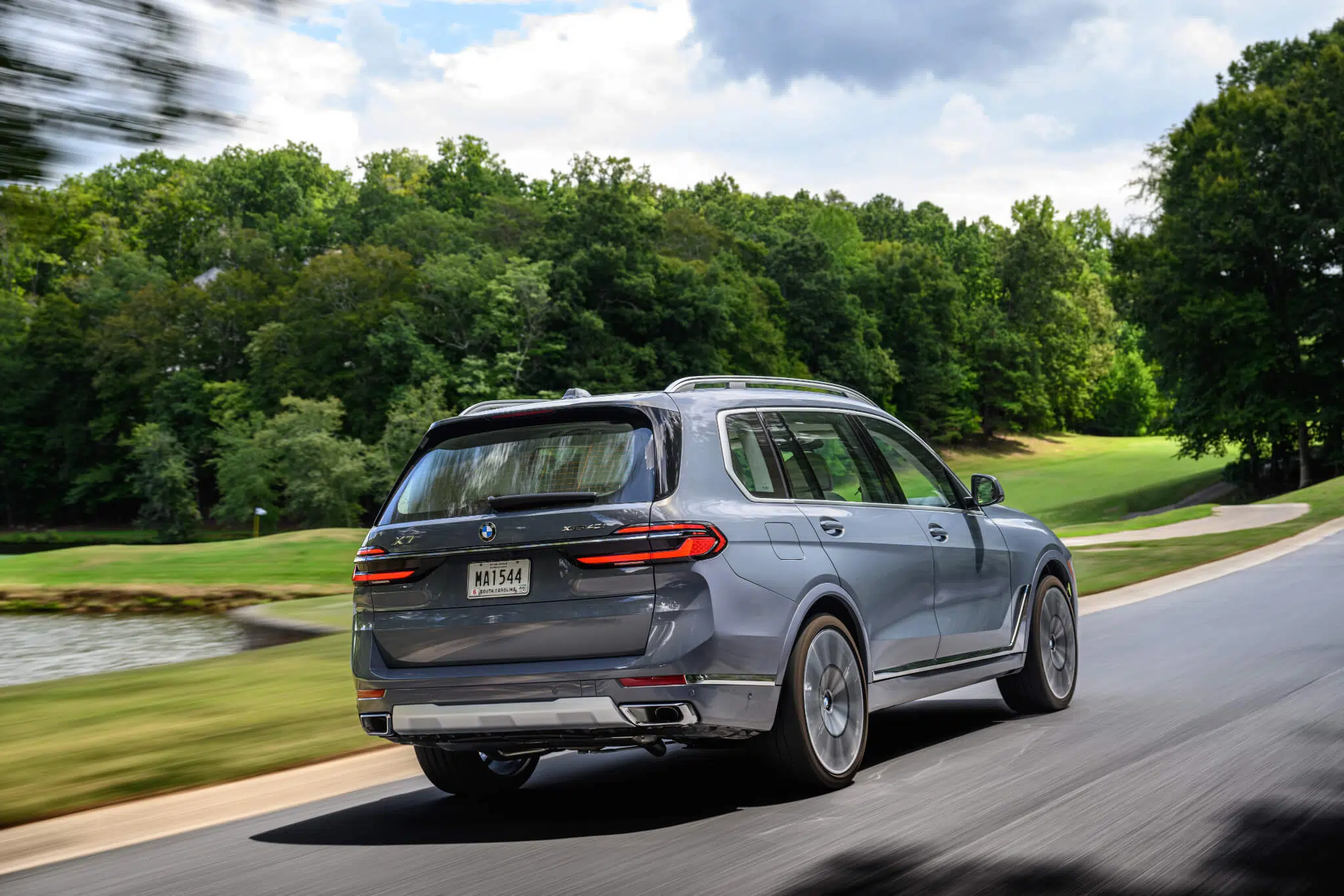 BMW X7 xDrive40i na estrada, vista traseira