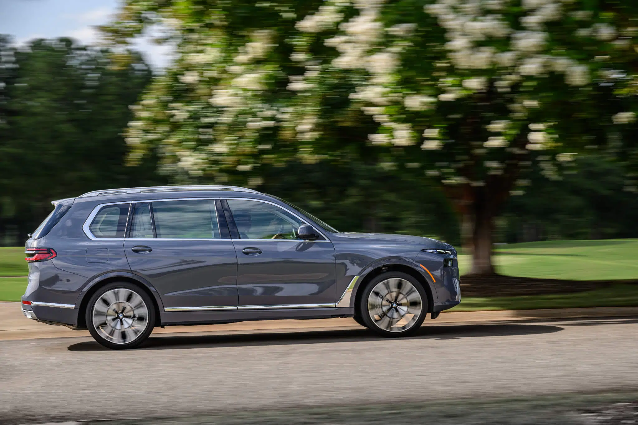 BMW X7 em movimento, vista de perfil