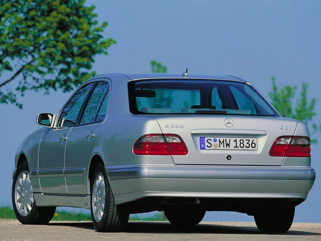 Mercedes-Benz Classe E W210 traseira